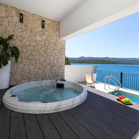 Villa Simpleza - Six Bedroom With Private Pool And Jacuzzi