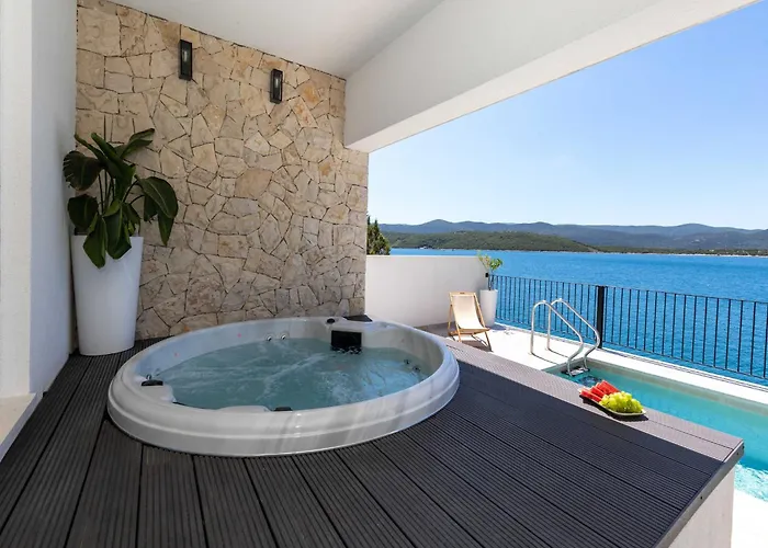 Villa Simpleza - Six Bedroom With Private Pool And Jacuzzi